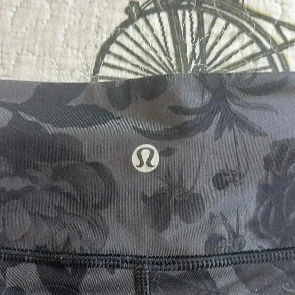 Lululemon Wunder Under Pant
Brisk Bloom Black Soot / Parallel Stripe Blackwhite - Picture 11 of 11